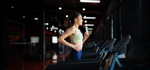 Crédence de cuisine en verre imprimé Fitness Young Asian Woman Running on Treadmill - Fitness Gym Exercise