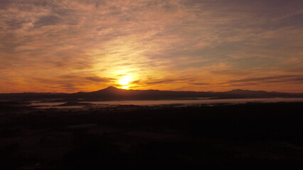 牧草地から見る朝日