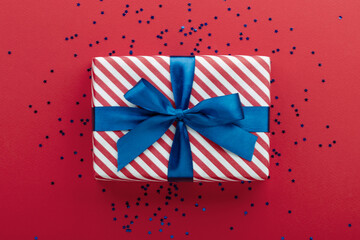 Obraz premium Gift box on color background, flat lay, space for text