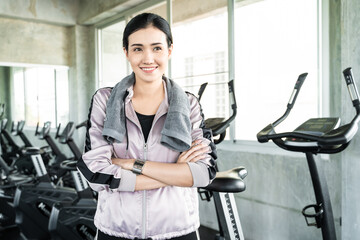 Fototapeta na wymiar Beautiful smart asian woman rest after running on treadmill