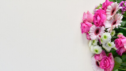 Obraz na płótnie Canvas Pink flowers bouquet on blank paper card background, copy space
