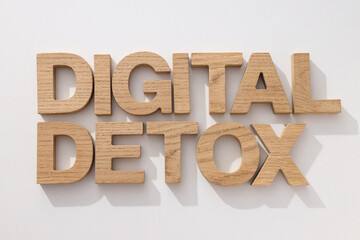 The inscription "digital detoxification" in wooden letters
