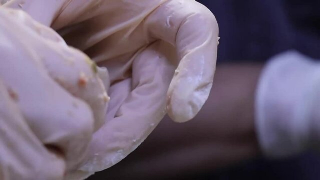 흰 장갑을 끼고 만두를 빚는 모습과 국물에 만두를 넣고 맛있게 끓이는 만두 전골