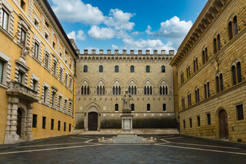 Obraz premium Siena, Italy, 12 november 2023 - Plaza Salimbeni in the old town of Siena, Italy