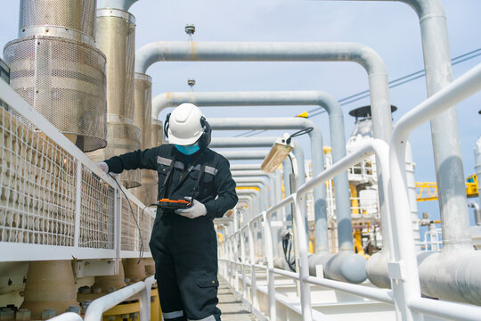 Non-destructive testing technicians are checking the thickness of pipes and heat exchangers using ultrasonic testing (UT). Ultrasound tests for residual thickness after use.