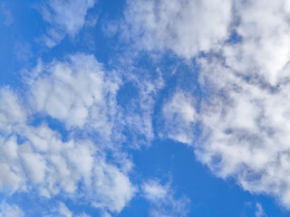 Algumas nuvens no céu azul num dia meio que nublado e ensolarado
