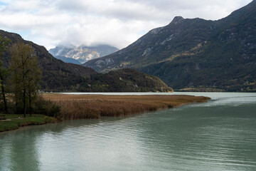 Lago tra le montagne in una giornata cupa