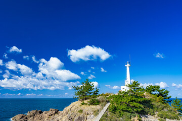 碧い空と海を望む灯台の風景