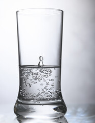 Szklanka z wodą gazowaną z kroplą