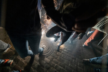 Correfoc. Correfuego Girona, fiesta tradicional. Diablos de l'Onyar. Tradici&oacute;n. Fiesta popular con los Diablos, donde corres bien protegido de las guspiras de los petardos y al final hay un concierto 