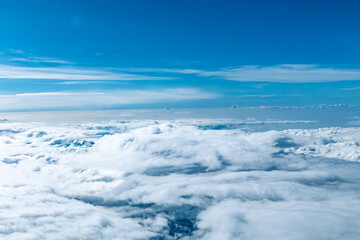 無限に広がる青い空と雲