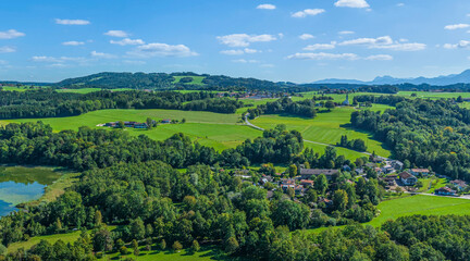 Fototapeta na wymiar Ausblick auf den kleinen Ort Pietzing bei Rieder im oberbayerischen Chiemgau im Sommer