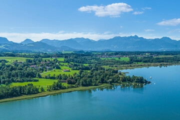 Fototapeta na wymiar Ausblick über den Simssee im Chiemgau zum oberbayerichen Alpenrand