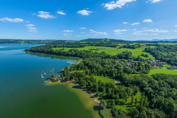 Blick auf die Region Chiemgau nahe des Simssee bei Pietzing in Oberbayern