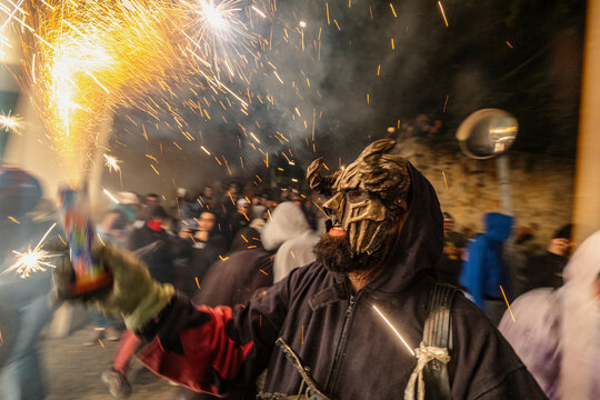 Correfoc. Correfuego Girona, fiesta tradicional. Diablos de l'Onyar. Tradici&oacute;n. Fiesta popular con los Diablos, donde corres bien protegido de las guspiras de los petardos y al final hay un concierto 