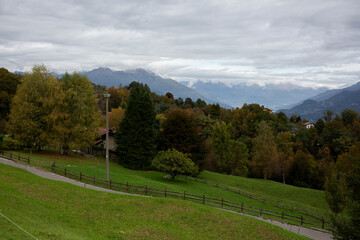 Obraz premium Beautiful and amazing forests with houses, routes and towns in the north mountains of Italy