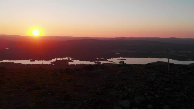 Soleil de minuit en su&eacute;d&eacute; sur le plus haute montagne
