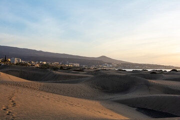 Fototapeta na wymiar Sand dunes of Maspalomas with a view of the city on Gran Canaria, Spain
