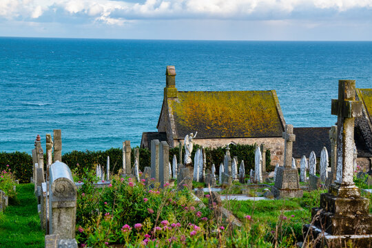 Friedhof von St. Ives in Cornwall / England  hinter dem Friedhof ist der Atlantik