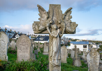 Friedhof von St. Ives in Cornwall / England  Grabstein mit fliegenden Engeln