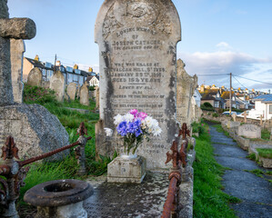 Friedhof von St. Ives in Cornwall / England  unvergessen mit Blumen geschmücktes Grab