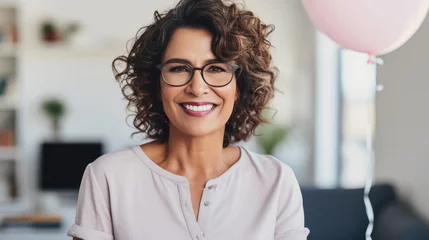 Foto op Plexiglas Portrait of smiling older businesswoman in eyeglasses with pink balloon at office. © Synthetica