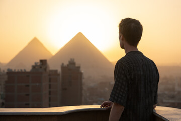 Vue sur les pyramides de Gizeh au coucher du soleil