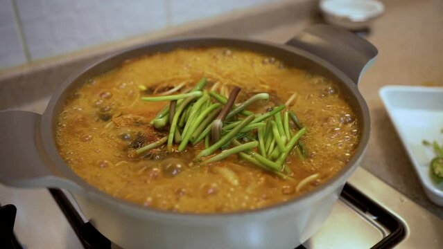 끓고 있는 매운탕에 미나리