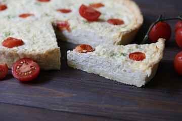 Delicious Quiche pie with chicken and tomatoes filling