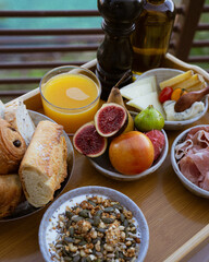 petit-déjeuner sur la terrasse