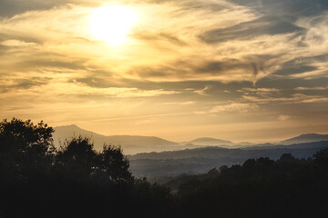 Superbe coucher de soleil sur les sommets des Pyrénées au Pays Basque