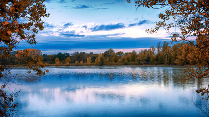 Lever de soleil sur le Lac du Parc de la Lère de Caussade en automne. - obrazy, fototapety, plakaty