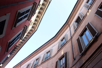 Blick in den Himmel in einer Altstadtgasse in Mailand, Italien