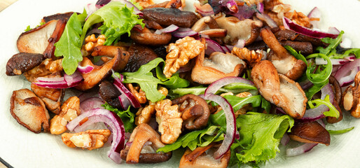 Spicy mushroom salad with onions and walnuts.