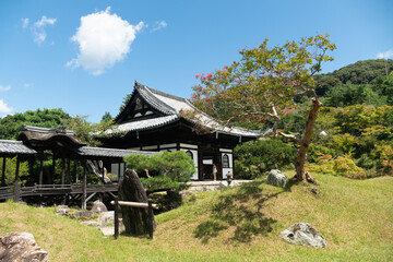 Fototapeta na wymiar Templo en un jardín japonés