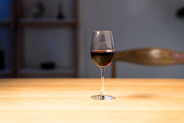テーブルに置かれたワイングラス