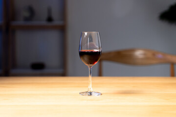 テーブルに置かれたワイングラス