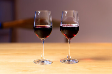 テーブルに置かれたワイングラス