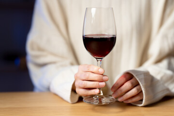 赤ワインを持つ女性の手元