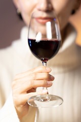 ワインを飲む女性