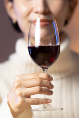 ワインを飲む女性