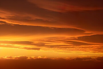 Obraz premium 夕焼けの空に映る雲のグラデーション、深紅から明るいオレンジまでの色彩が美しい夜の幕開け