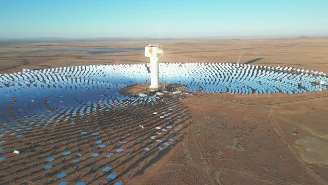 Dynamic wrap around concentrated solar power generation tower surrounded by mirrors