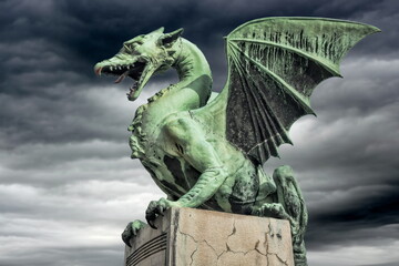 ljubljana, slowenien - drache auf der drachenbrücke vor dunklem himmel