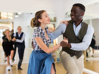 Crédence de cuisine en verre imprimé École de danse Woman and man dancing swing in studio