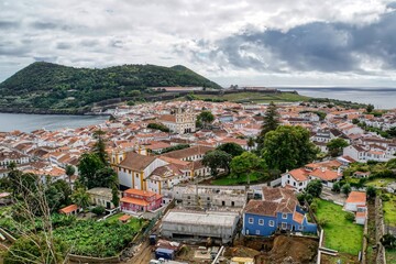 Cidade de Angra do Heroísmo e o Monte Brasil, na Ilha Terceira – Açores – Portugal.  Vista da...