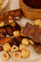 Primo piano di cioccolato al latte con fave di cacao e nocciole