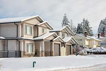 Residential duplex house in snow on winter day in Coquitlam, BC, Canada - obrazy, fototapety, plakaty