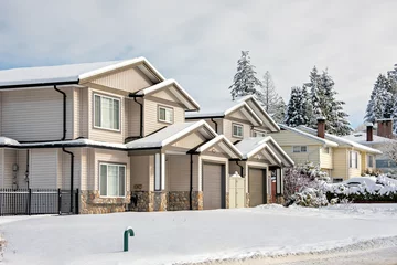 Store enrouleur tamisant Canada Residential duplex house in snow on winter day in Coquitlam, BC, Canada