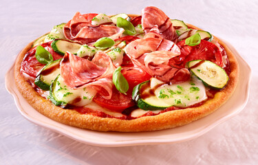 Pizza mit Salami und Zucchini, Pizza, isoliert, 